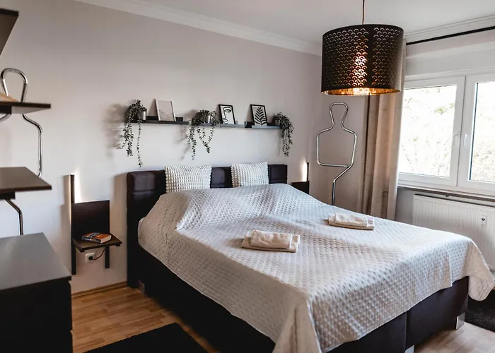 Me Homes - Grosse Moderne Designer-Wohnung Fuer Urlaub Und Business - Mit Kueche, Buero, Balkon Und 2 Parkplaetzen