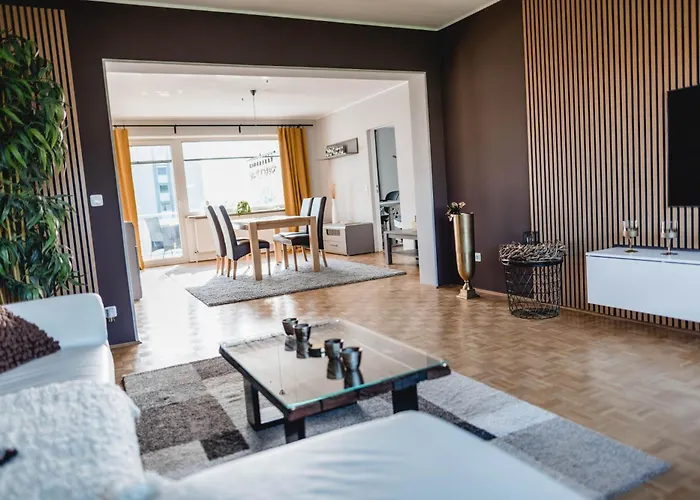 Me Homes - Grosse Moderne Designer-Wohnung Fuer Urlaub Und Business - Mit Kueche, Buero, Balkon Und 2 Parkplaetzen