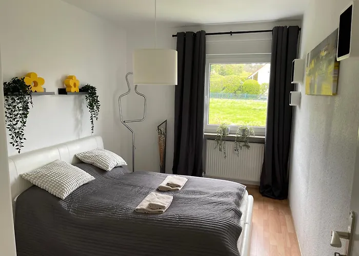 Me Homes - Grosse Moderne Designer-Wohnung Fuer Urlaub Und Business - Mit Kueche, Buero, Balkon Und 2 Parkplaetzen