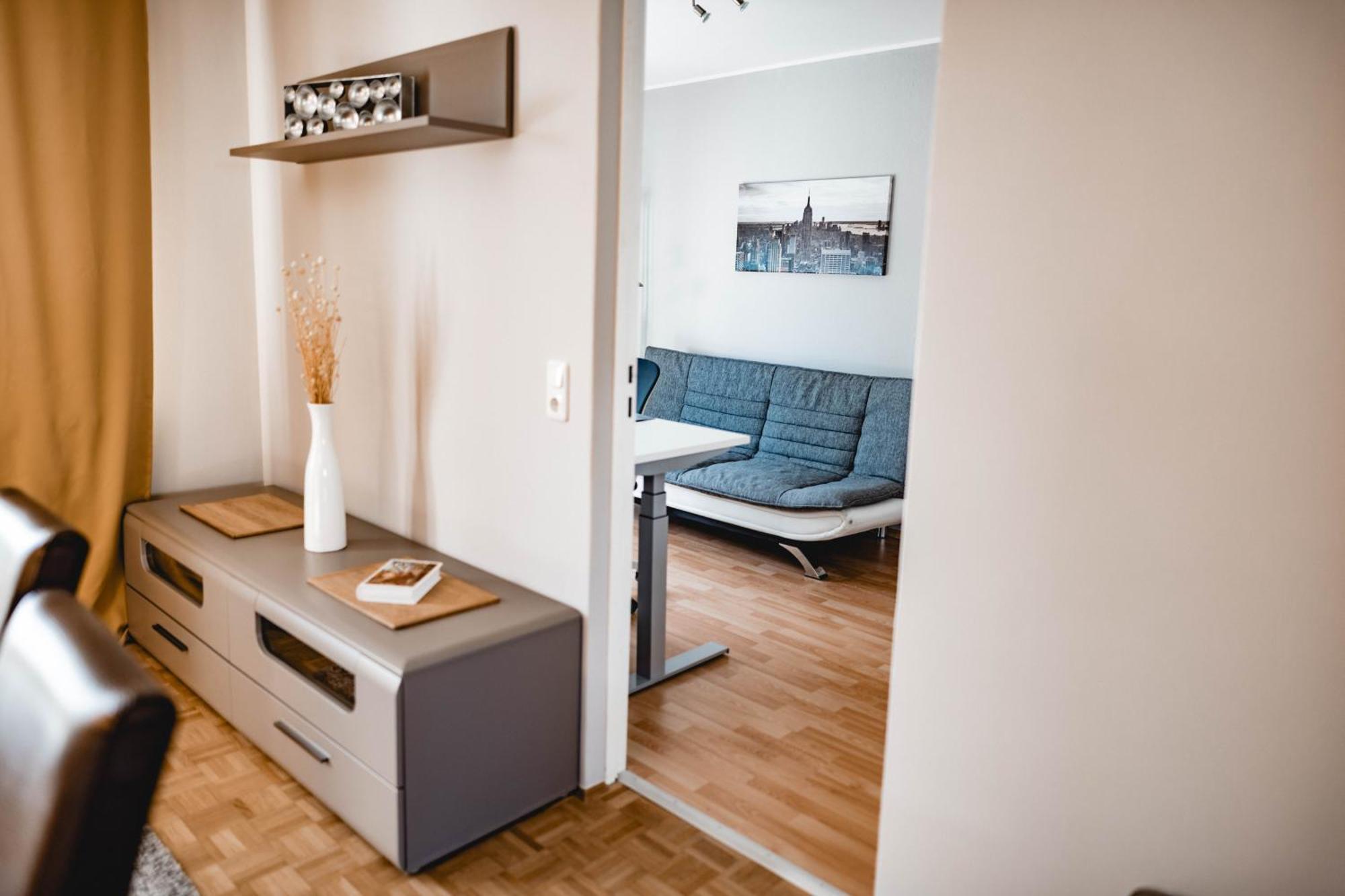 Me Homes - Grosse Moderne Designer-wohnung Fuer Urlaub Und Business - Mit Kueche, Buero, Balkon Und 2 Parkplaetzen Bayreuth