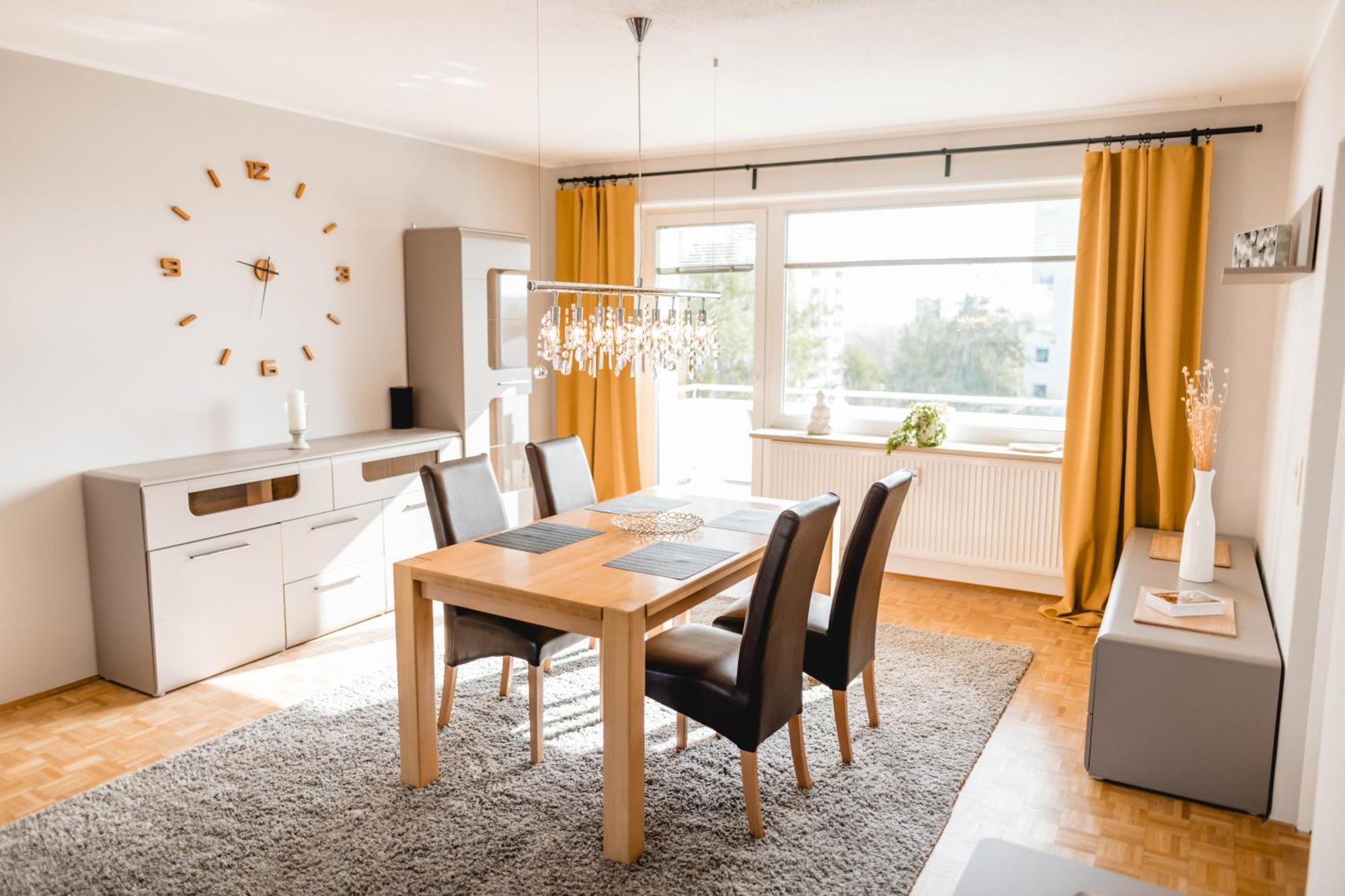 Me Homes - Grosse Moderne Designer-wohnung Fuer Urlaub Und Business - Mit Kueche, Buero, Balkon Und 2 Parkplaetzen