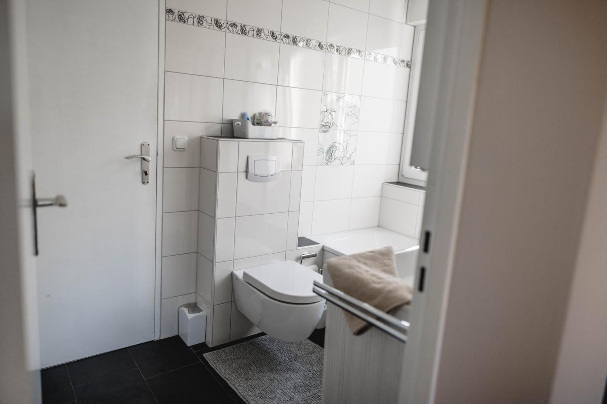 Apartment Me Homes - Grosse Moderne Designer-wohnung Fuer Urlaub Und Business - Mit Kueche, Buero, Balkon Und 2 Parkplaetzen *