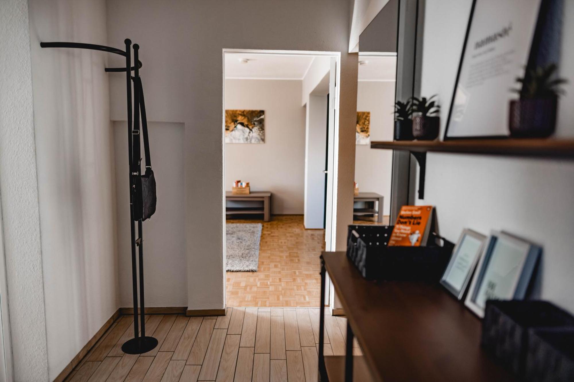 Apartment Me Homes - Grosse Moderne Designer-wohnung Fuer Urlaub Und Business - Mit Kueche, Buero, Balkon Und 2 Parkplaetzen Bayreuth