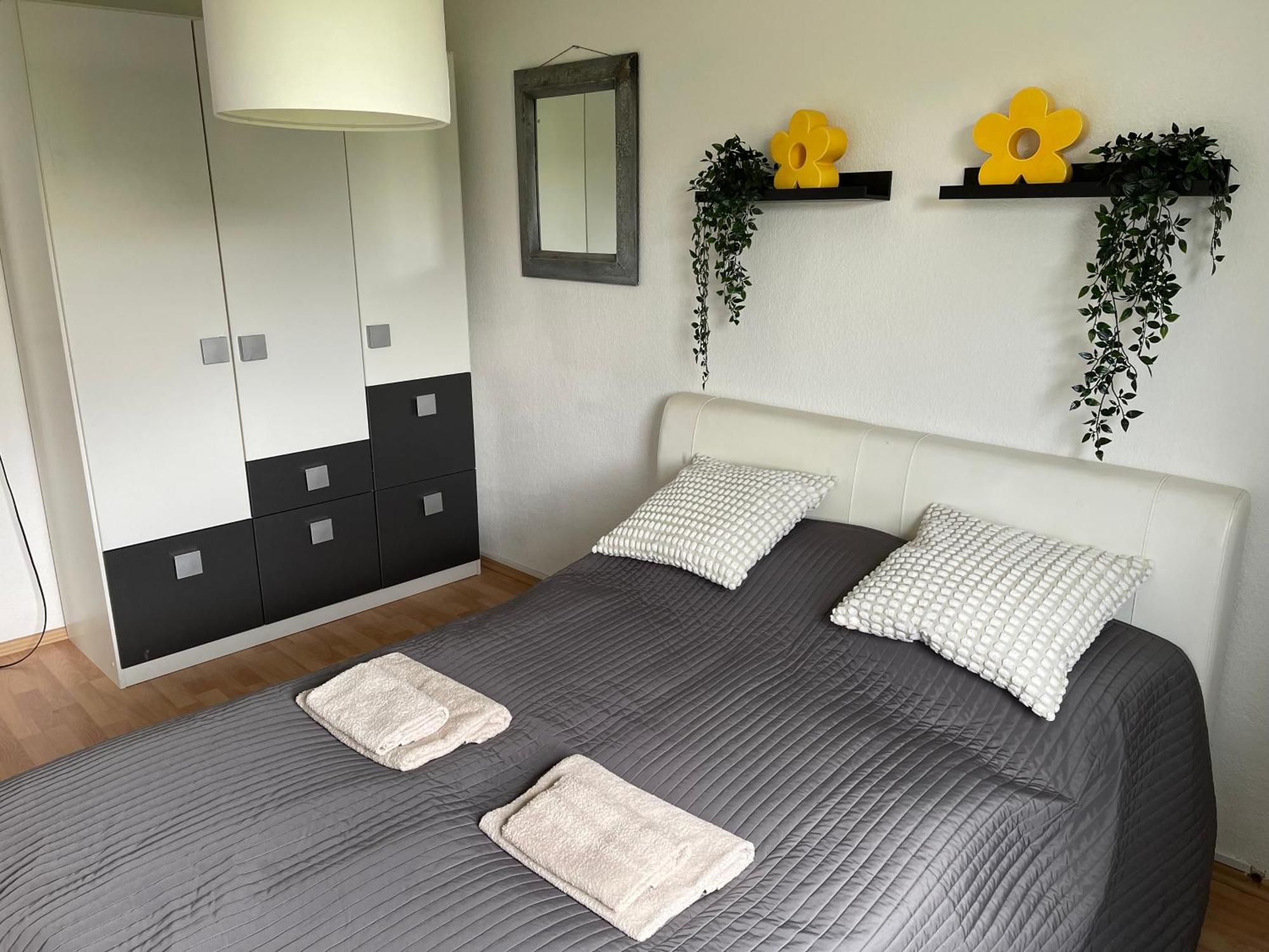 Me Homes - Grosse Moderne Designer-wohnung Fuer Urlaub Und Business - Mit Kueche, Buero, Balkon Und 2 Parkplaetzen Bayreuth