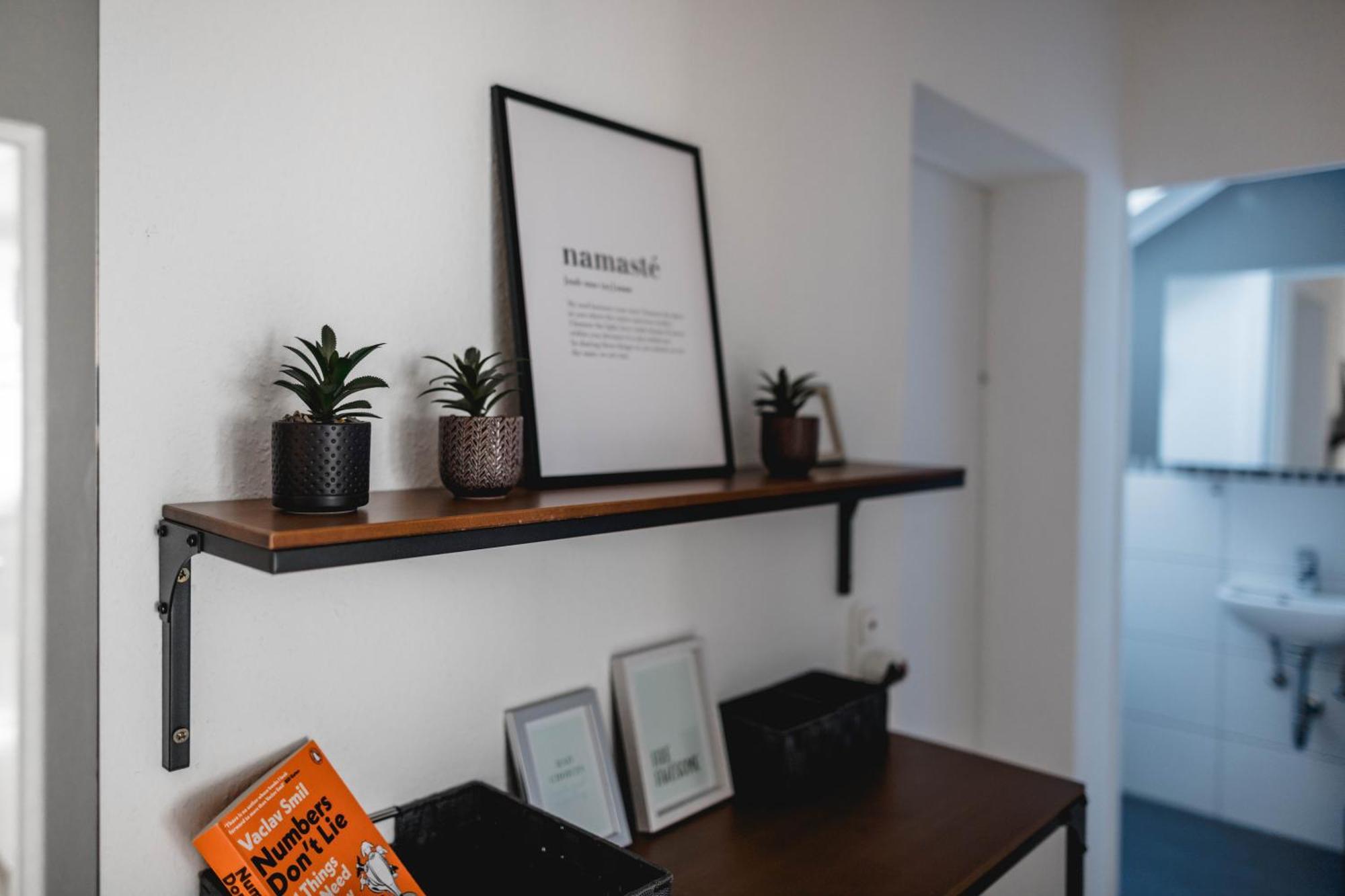 Me Homes - Grosse Moderne Designer-wohnung Fuer Urlaub Und Business - Mit Kueche, Buero, Balkon Und 2 Parkplaetzen