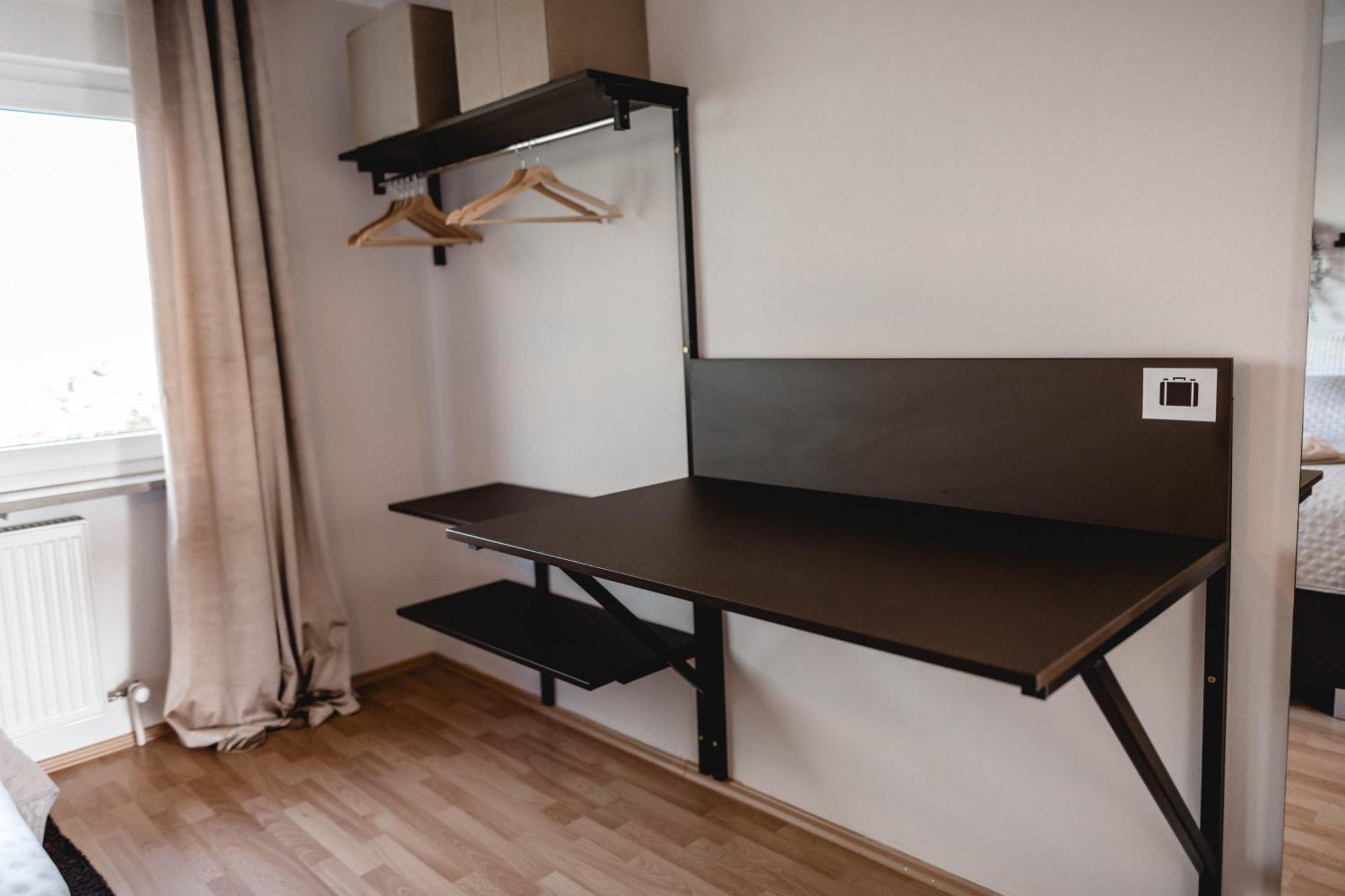 Apartment Me Homes - Grosse Moderne Designer-wohnung Fuer Urlaub Und Business - Mit Kueche, Buero, Balkon Und 2 Parkplaetzen Bayreuth