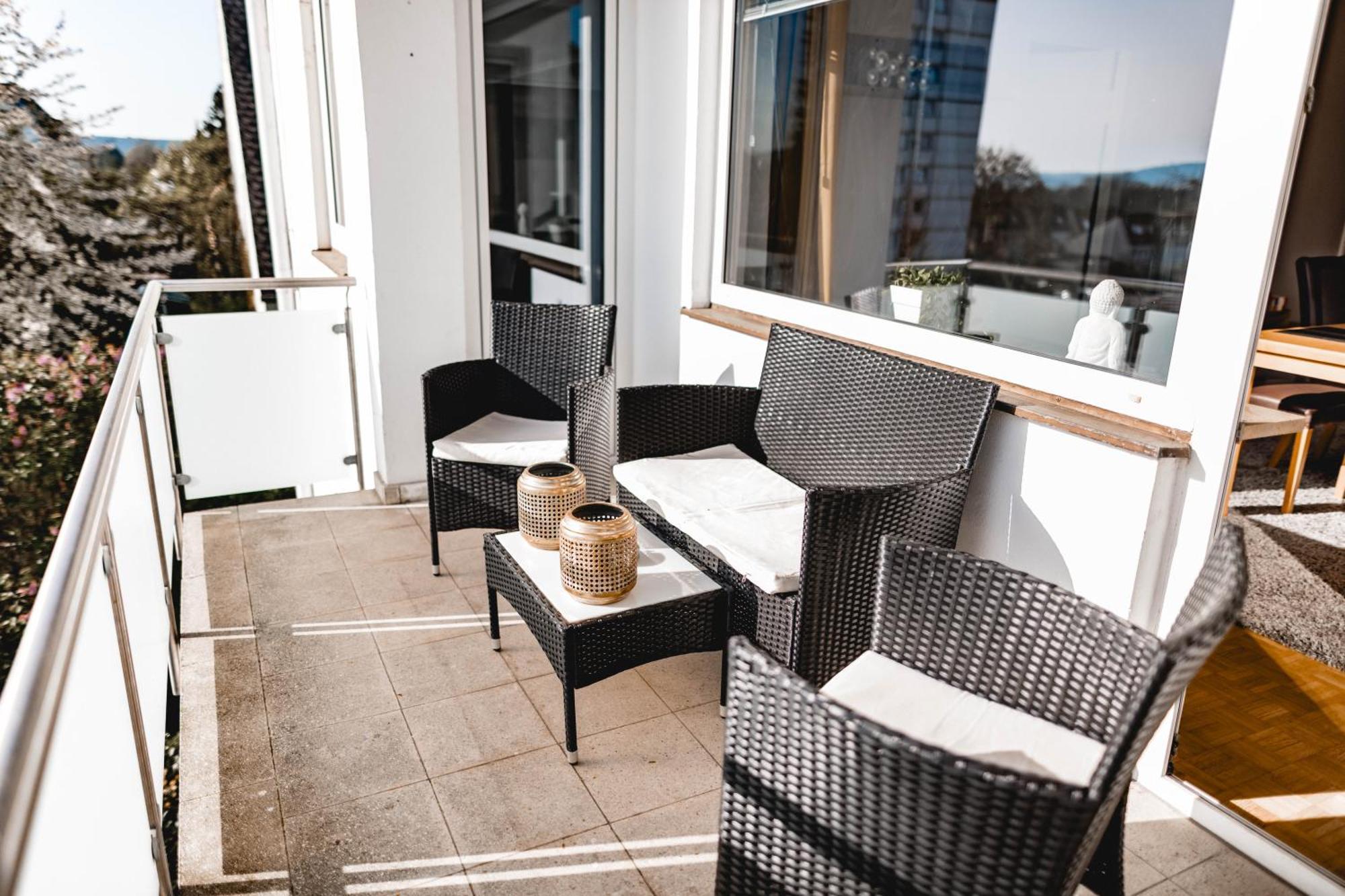 Me Homes - Grosse Moderne Designer-wohnung Fuer Urlaub Und Business - Mit Kueche, Buero, Balkon Und 2 Parkplaetzen