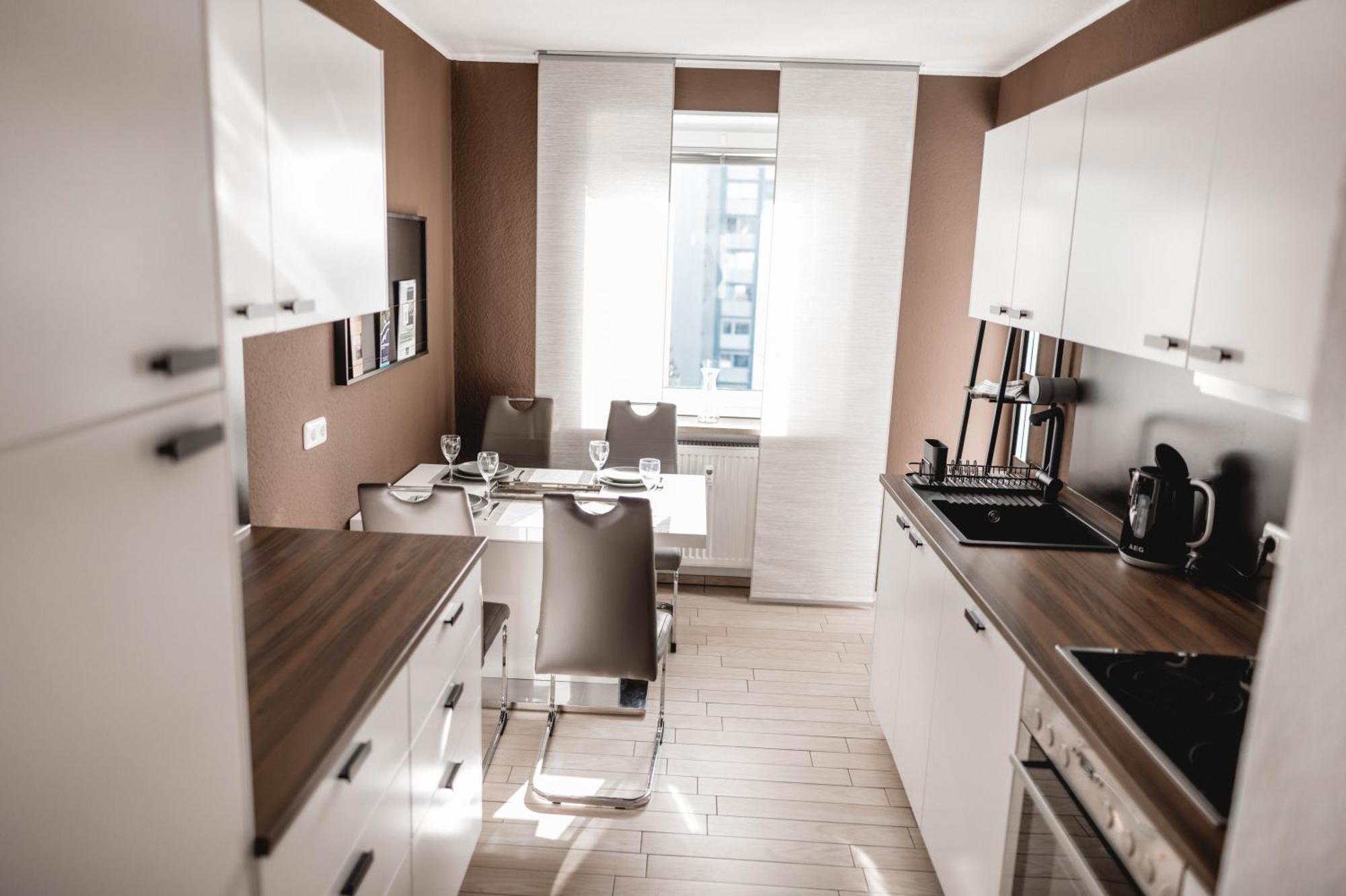 Me Homes - Grosse Moderne Designer-wohnung Fuer Urlaub Und Business - Mit Kueche, Buero, Balkon Und 2 Parkplaetzen Bayreuth