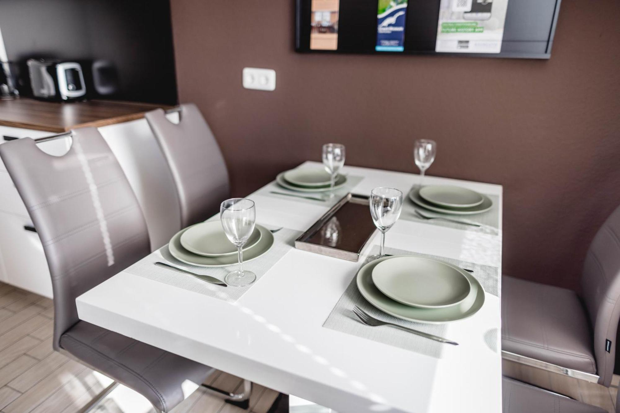 Me Homes - Grosse Moderne Designer-wohnung Fuer Urlaub Und Business - Mit Kueche, Buero, Balkon Und 2 Parkplaetzen