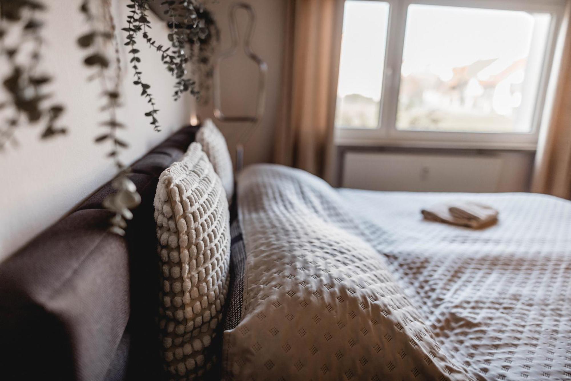 Me Homes - Grosse Moderne Designer-wohnung Fuer Urlaub Und Business - Mit Kueche, Buero, Balkon Und 2 Parkplaetzen Bayreuth